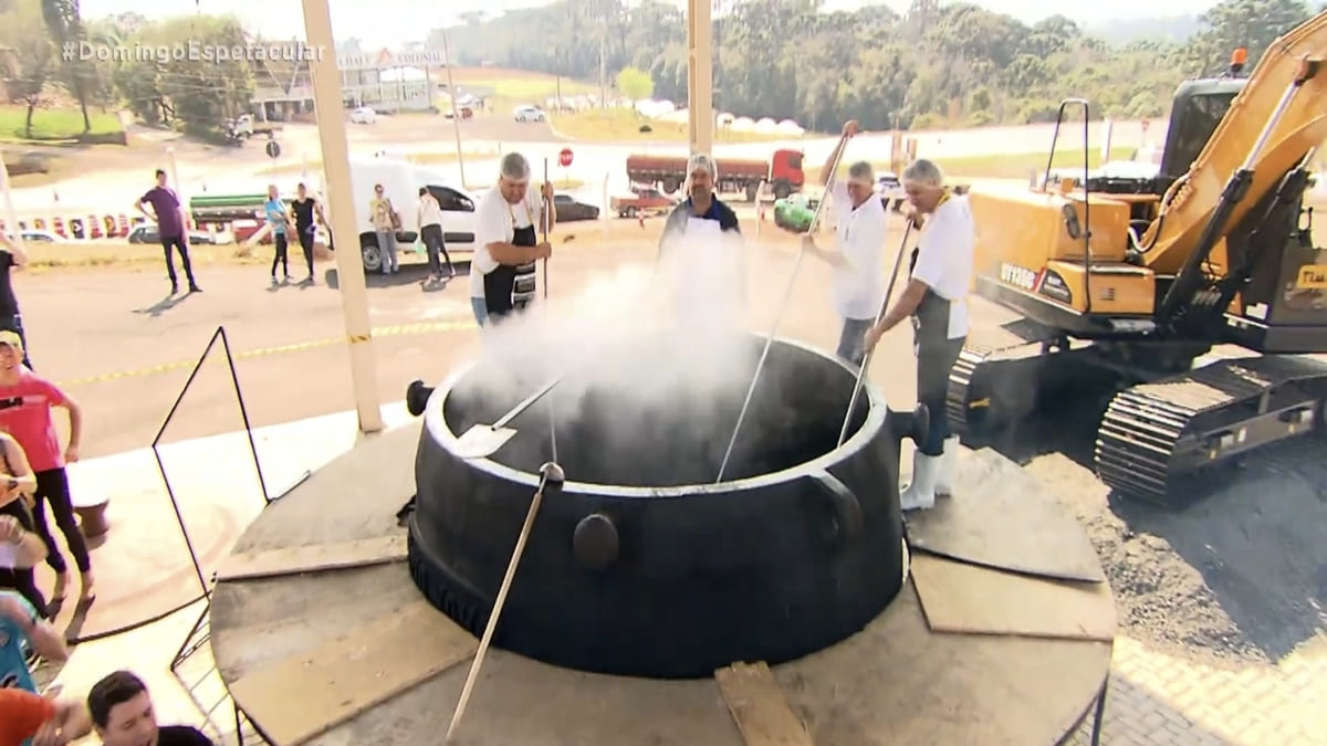 Panela gigante usada no preparo da maior feijoada do mundo em Prudentópolis - Reprodução/YouTube