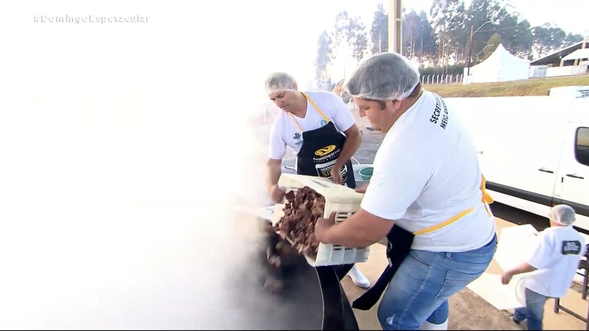 Voluntários se revezam por horas para mexer a feijoada durante a Fenafep - Reprodução/YouTube