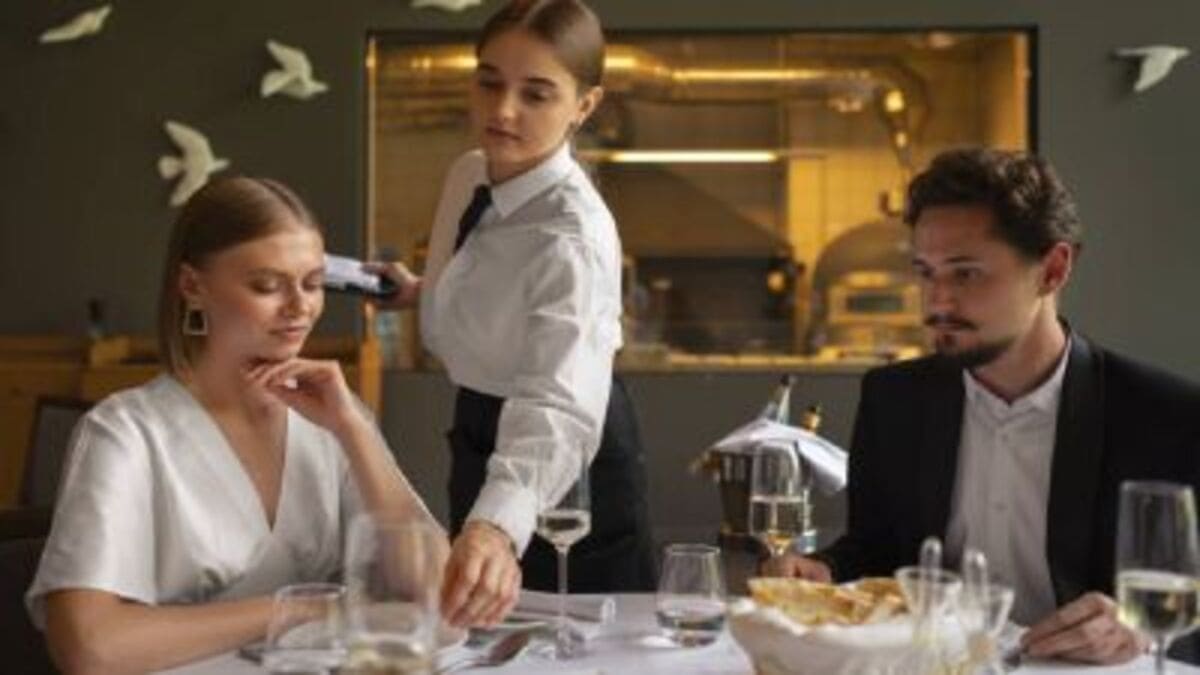 Organizar a mesa após comer contribui para um ambiente mais respeitoso e colaborativo Freepik
