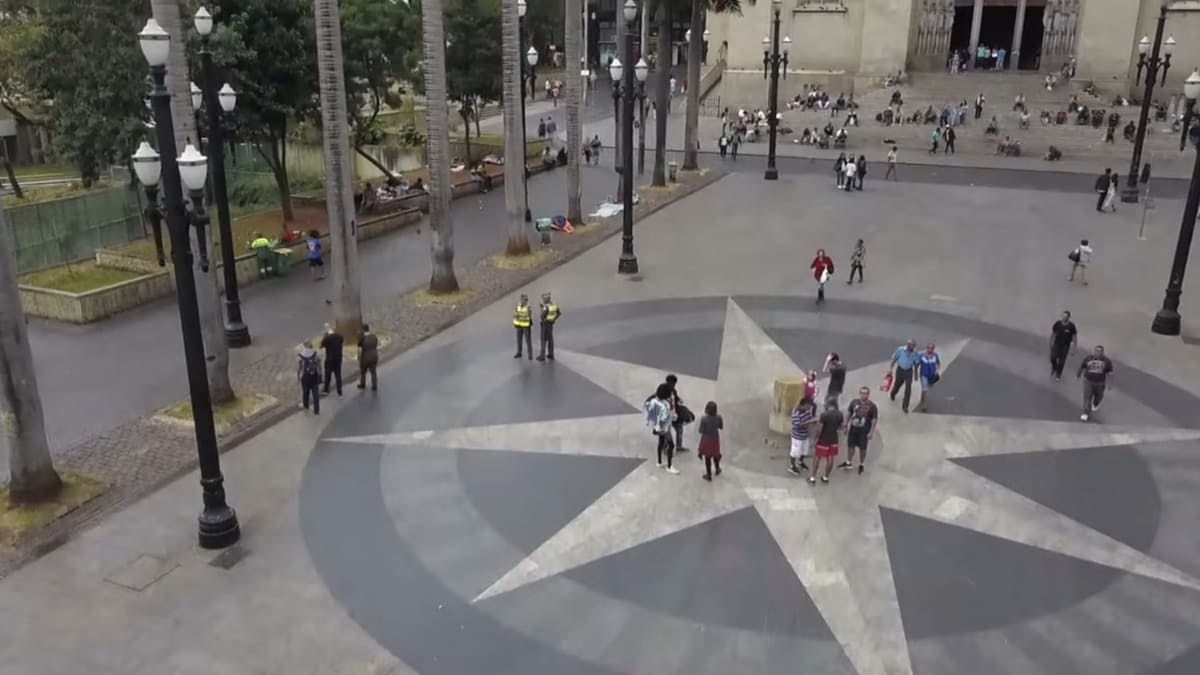 Marco zero da Praça da Sé simboliza o ponto de partida histórico da cidade. Reprodução/YouTube