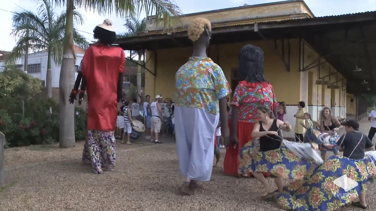 Desfile dos bonecos se tornou um dos momentos mais aguardados das festas populares Reprodução/YouTube