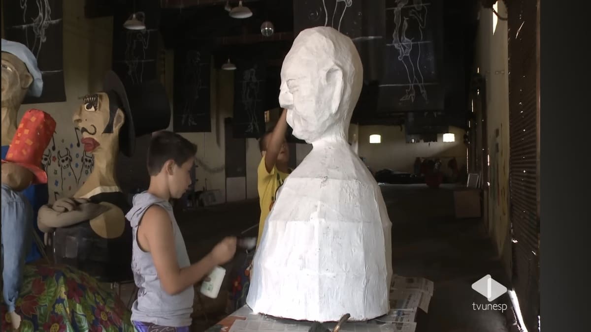 Artesãos locais preservam os bonecos gigantes que marcaram gerações de carnavais Reprodução/YouTube