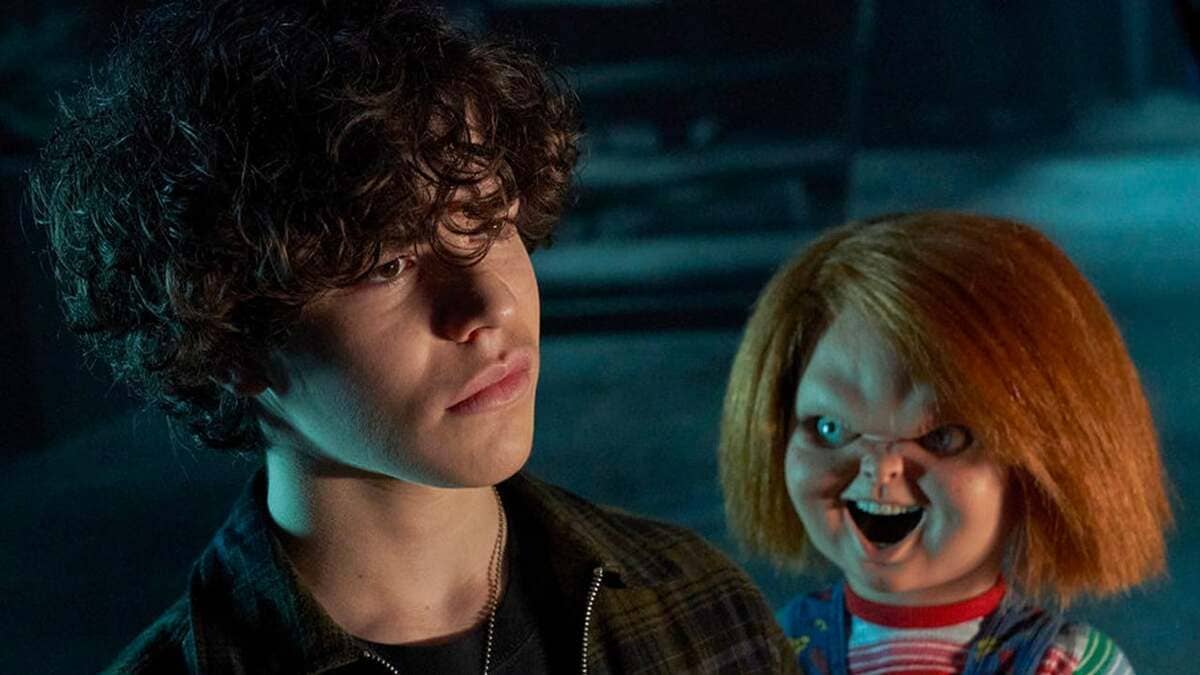 A série Chucky (2021), continuação da linha original, pode ser assistida no Star+ e expande o universo do boneco assassino. - Reprodução/YouTube