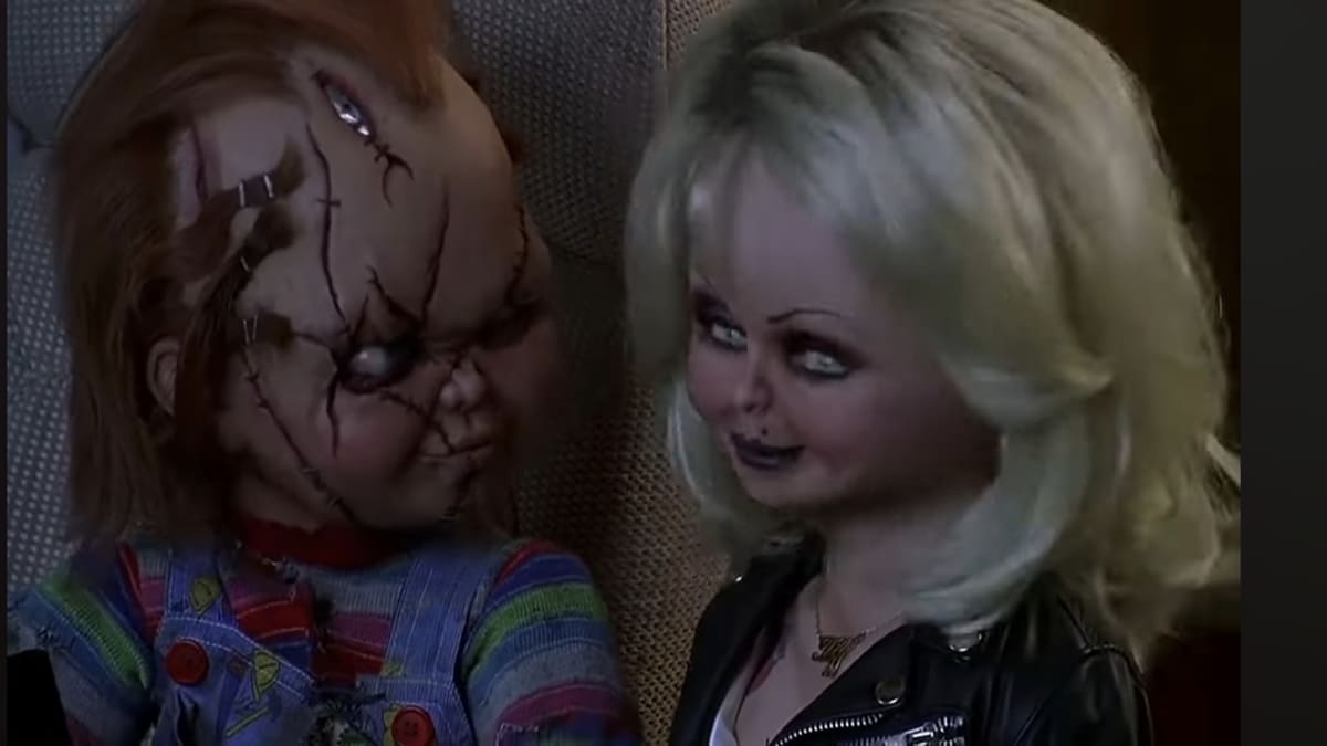 A Noiva de Chucky (1998) atualmente não está em catálogo de streaming no Brasil, mas segue como um dos títulos mais cult da franquia. - Reprodução/YouTube