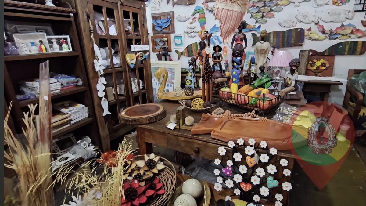 Ateliês espalhados pelo centro histórico revelam o processo criativo dos artistas e mantêm viva a tradição artesanal da cidade Reprodução/YouTube