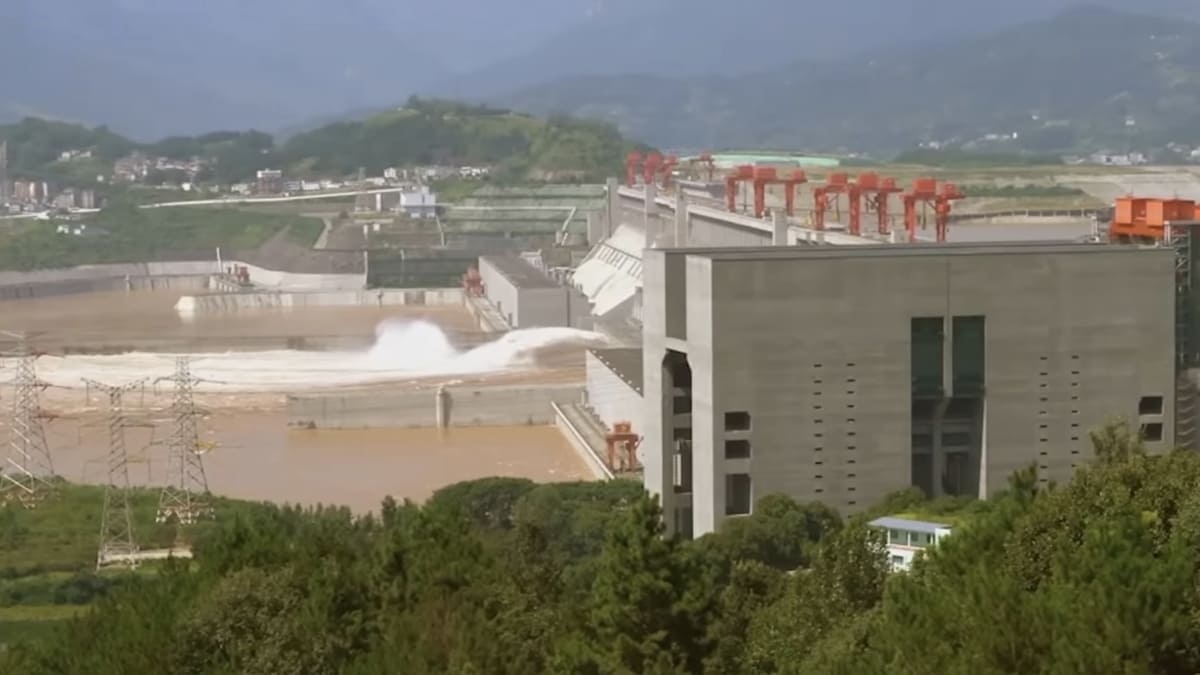 Estrutura monumental construída sobre o rio Yangtze impressiona pelo tamanho Reprodução/YouTube