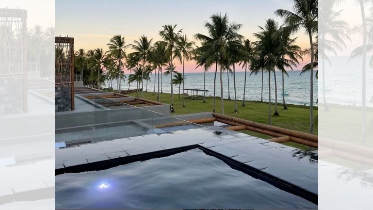 A casa também possui piscina, sauna, cozinha gourmet com churrasqueira e um jardim de frente para o mar