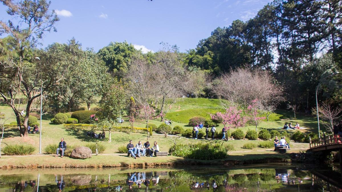 O espaço chama atenção pela arquitetura de inspiração chinesa, pelas amplas áreas verdes e por seu papel como centro de difusão da cultura oriental e do Budismo Chan, da tradição Mahayana (Foto: Mike Peel/Wikimedia Commons)