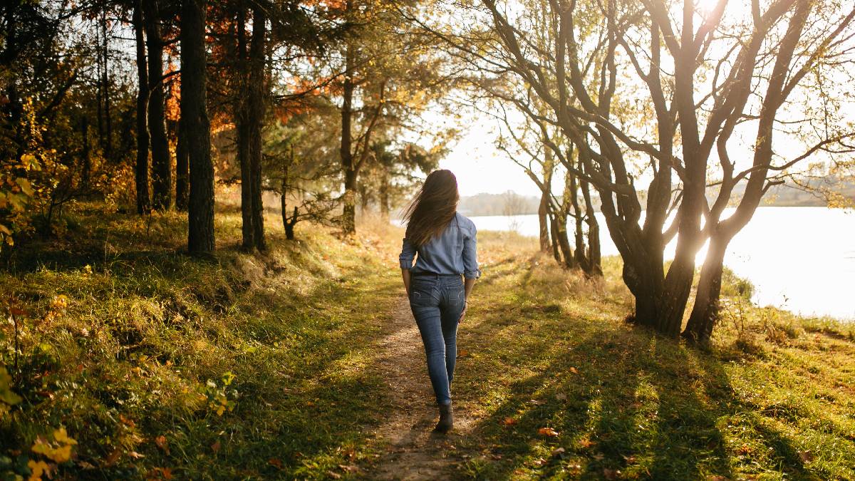 Fazer caminhadas curtas em sua rotina, pode ser melhor do que esfoliante (Fotos:Freepik)