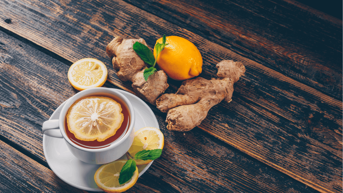 A bebida quente, feita com ingredientes comuns na cozinha, passou a ser apresentada como uma aliada da digestão, do sistema imunológico (Fotos: Freepik)