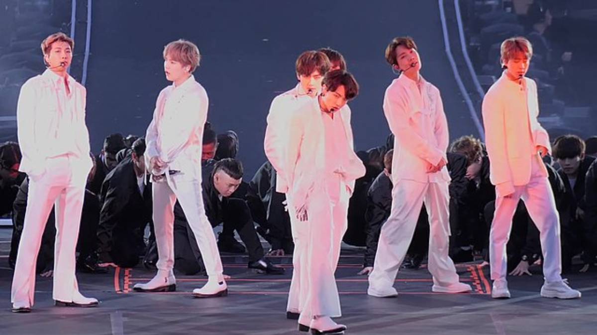 Luzes roxas, um estádio lotado e milhares de vozes cantando em uníssono: foi assim que o BTS marcou sua passagem pelo Brasil em 2019 (Foto: Creative Commons/ Wikimedia Commons)