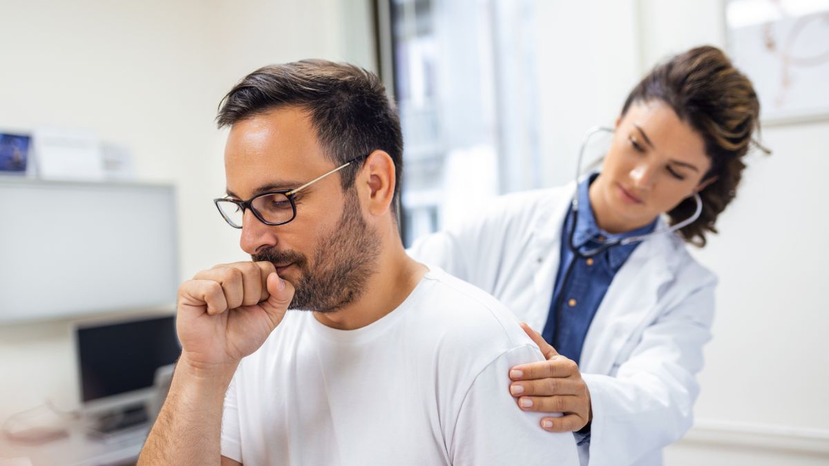 Especialistas alertam que a gripe pode evoluir rapidamente para pneumonia, especialmente quando há queda da imunidade ou uma infecção bacteriana secundária
