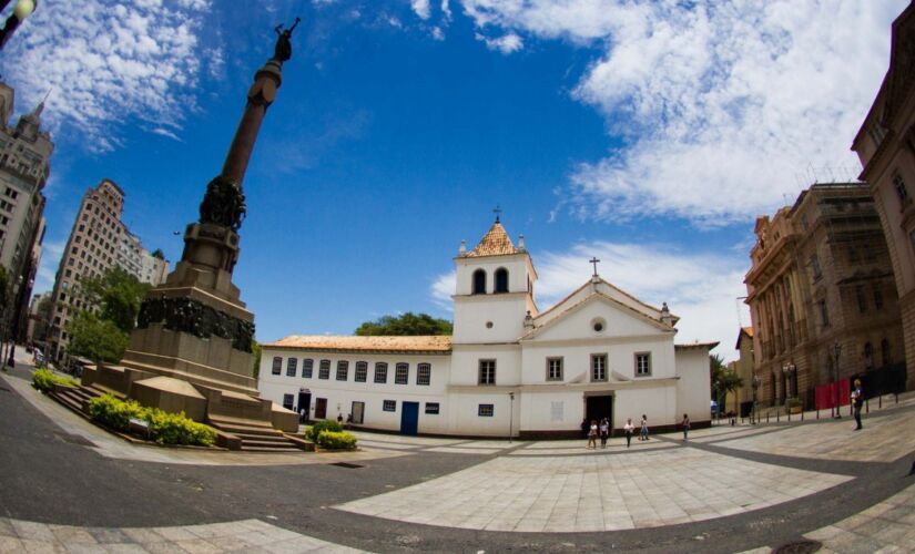 Pátio do Colégio É o ponto associado à fundação de São Paulo, em 1554, quando os jesuítas instalaram ali o núcleo inicial da vila. O local ajuda a entender como a cidade começou e como o centro histórico se estruturou ao redor desse marco. Endereço: Praça Pátio do Colégio, 02 Centro Histórico, São Paulo (SP). Dario Oliveira/Futura Press/Folhapress