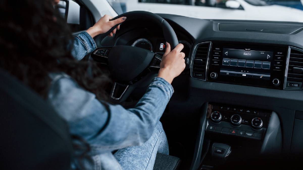 Na maioria dos carros, o lado do motorista não tem essa alça. Isso ocorre porque o volante já serve de apoio (Foto: Freepik)