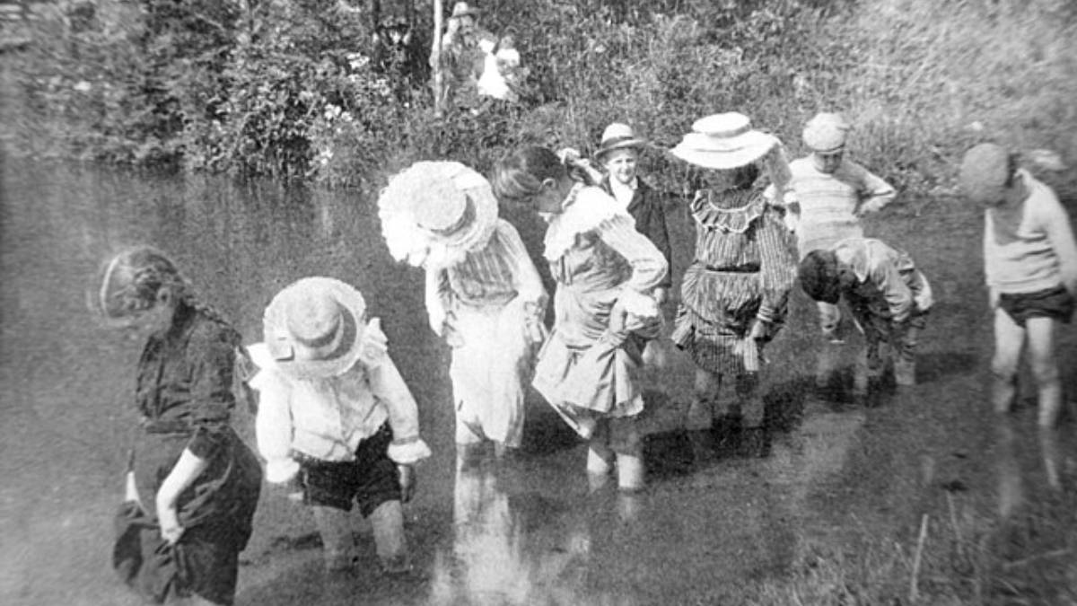 Registros históricos que indicam que crianças também participaram desse tipo de trabalho, principalmente em comunidades mais pobres (Foto: Seattle Municipal Archives/ Wikimedia Commons)