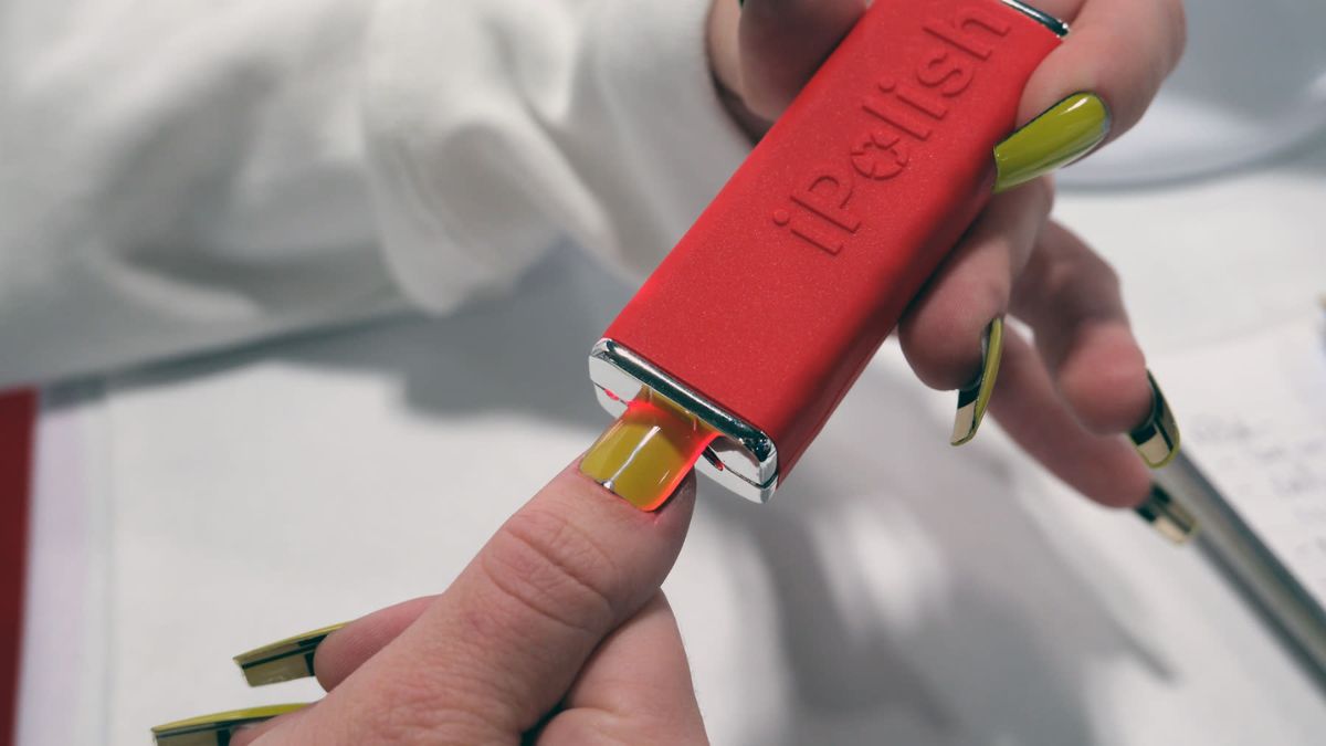 Trocar a cor das unhas sem remover o esmalte ou refazer a aplicação virou uma possibilidade real com uma novidade apresentada pela iPolish