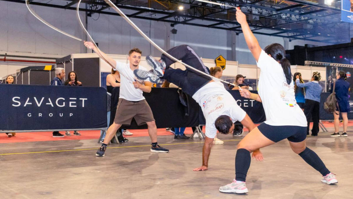 Competidores entram na arena para disputas que unem técnica, velocidade e coordenação ao longo do evento. Foto: Divulgação