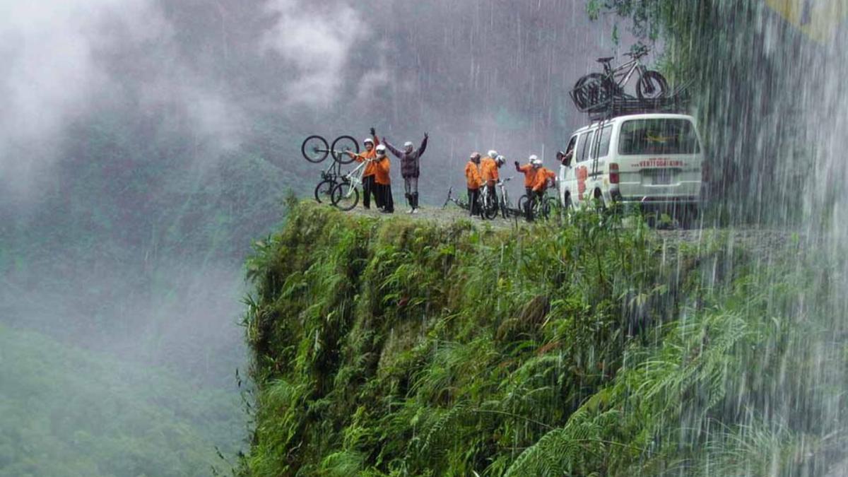 Em 2007, o governo boliviano inaugurou uma rota alternativa, reduzindo o fluxo na via antiga; Com menos veículos, a estrada passou a atrair ciclistas em busca de adrenalina e turistas interessados no desafio (Foto: etotam.com/Wikimedia Commons)