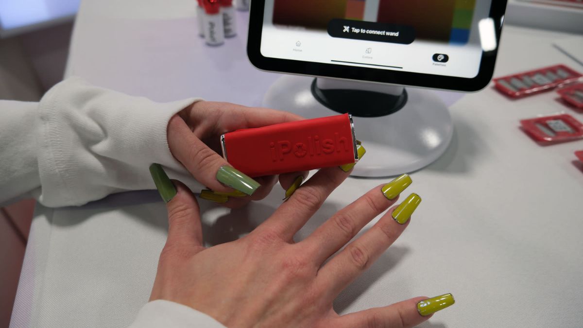 Durante a CES 2026, a marca lançou unhas postiças digitais que mudam de tonalidade instantaneamente por meio de um aplicativo no celular (Fotos: Divulgação/iPolish Daniel Cooper for Engadget)