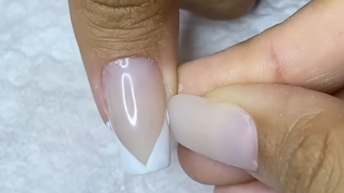 Conhecida como manicure italiana ou até 'francesinha italiana', a técnica aposta em um efeito discreto e bem acabado