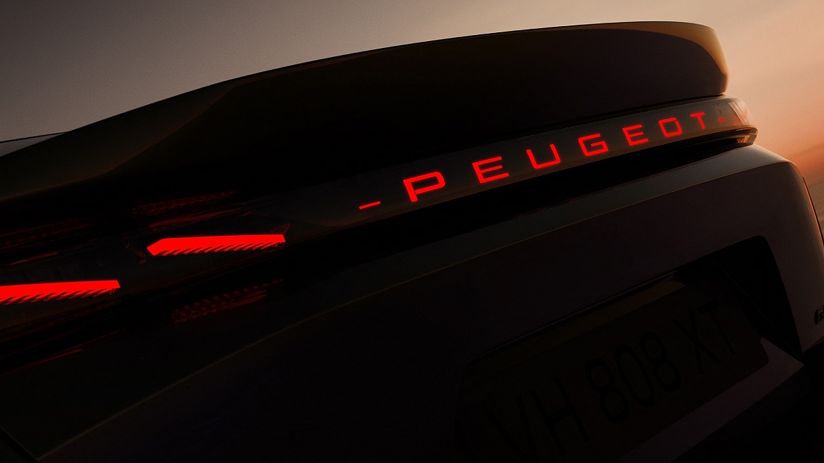 Na traseira, o 408 inaugura na gama a inscrição "PEUGEOT" iluminada, integrada a uma faixa transversal que reforça a identidade visual. Divulgação