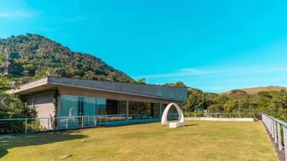 A área social inclui sala com adega, telescópio e climatização