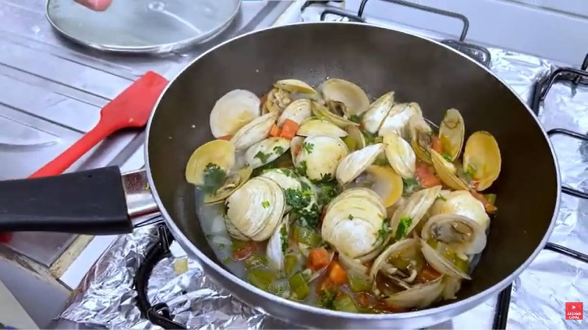 Em bares e restaurantes baianos, é comum a venda por dúzia, sendo uma porção bastante popular como tira-gosto. Foto: Reprodução YouTube