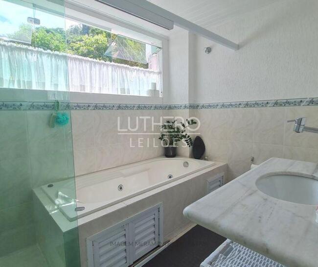 Casa conta com cinco dormitórios, sendo quatro suítes, todas equipadas com banheira. Foto: Divulgação