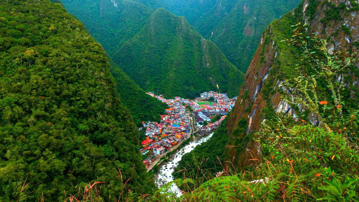 Vilarejo ganha notoriedade por sua localização geográfica única, parecendo estar "espremida" por imponentes montanhas ao seu redor - (Divulgação)