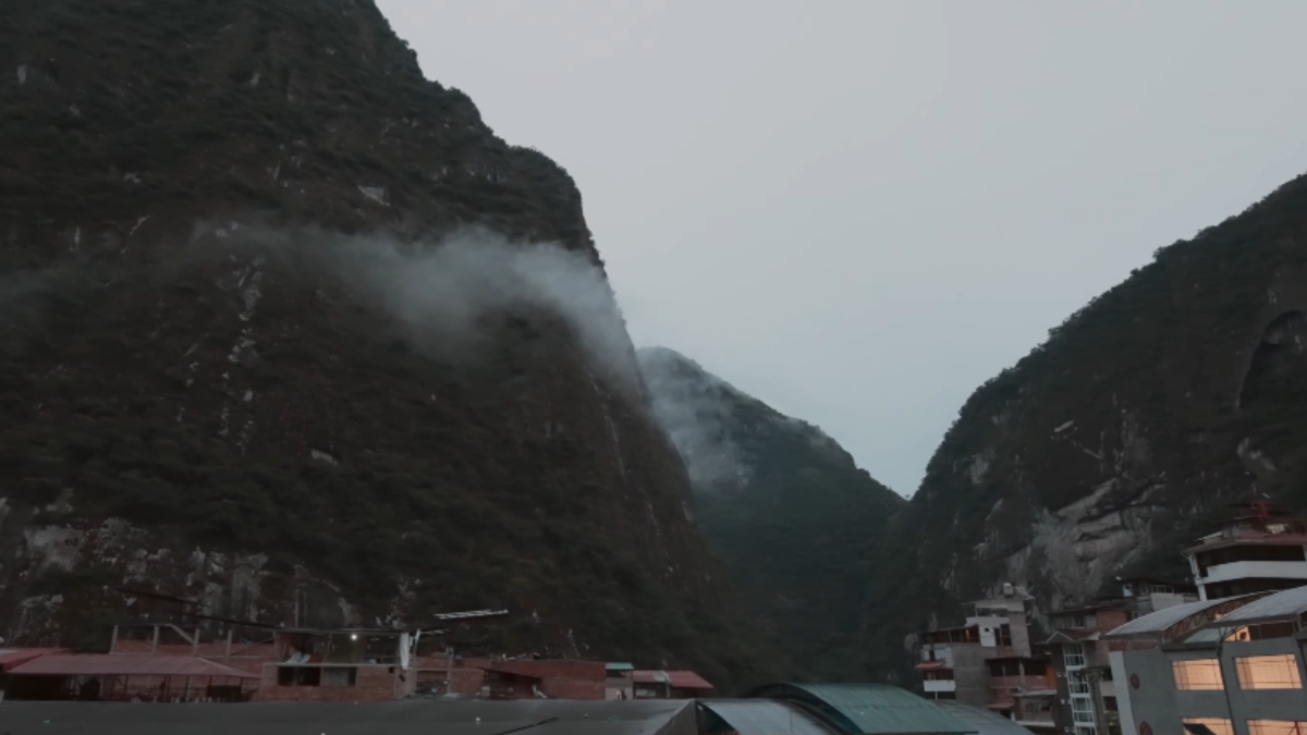 Atualmente, a menos de 10 quilômetros de distância do famoso sítio arqueológico de Machu Picchu, a cidade deixou de ser apenas um ponto de passagem para se tornar um destino turístico completo - (Reprodução/YouTube)