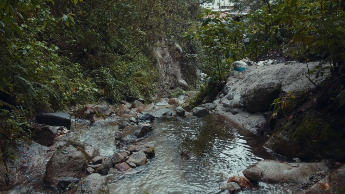 Com muitas montanhas aos arredores, a vista de cima do local impressiona, como se a cidade estivesse "espremida" pelos montes, ficando bem entre eles - (Reprodução/YouTube)