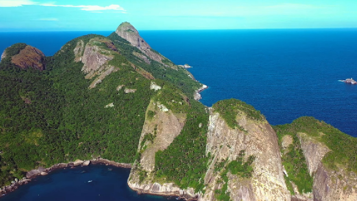 Águas cristalinas, paredões rochosos imponentes e uma vida marinha pulsante. Embora pareça um cenário digno de filme, este lugar existe: trata-se do Refúgio de Vida Silvestre do Arquipélago de Alcatrazes - (Reprodução/YouTube)