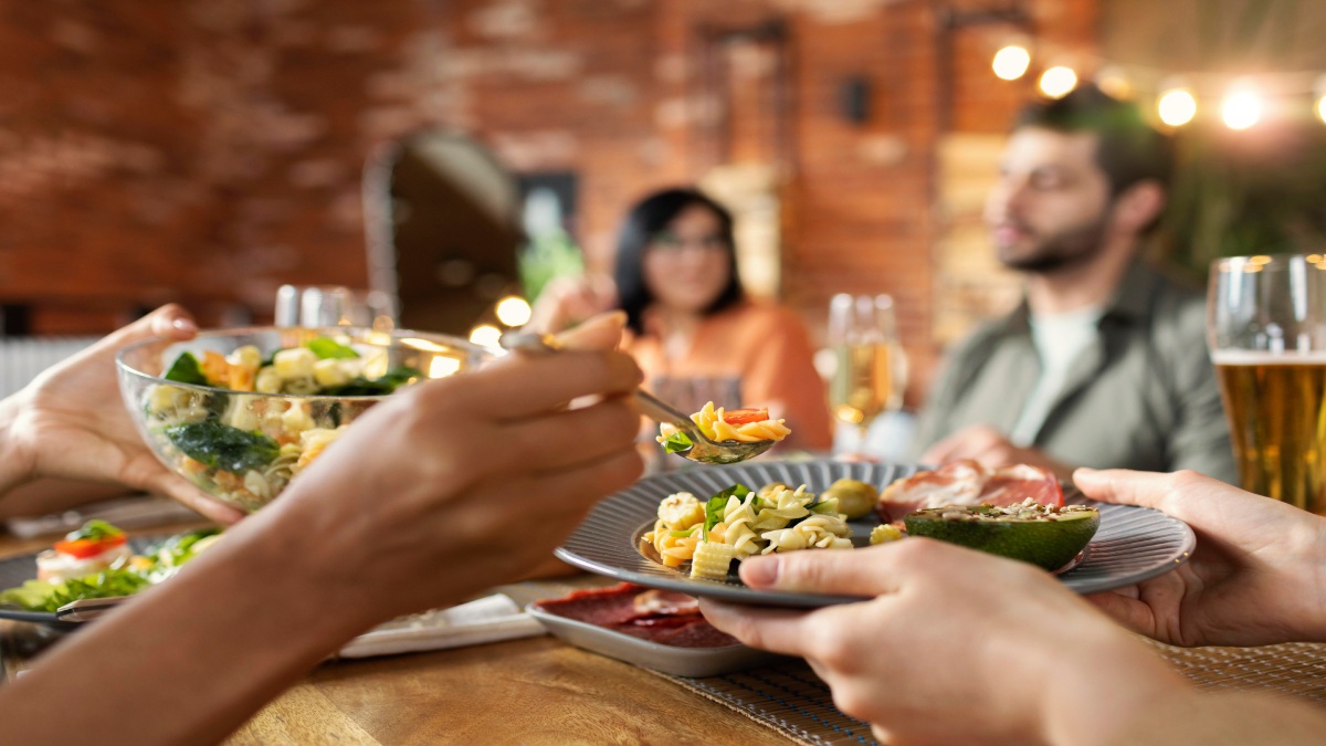 Comer mais cedo naturalmente prolonga o intervalo sem ingestão de alimentos durante a noite, o chamado jejum noturno