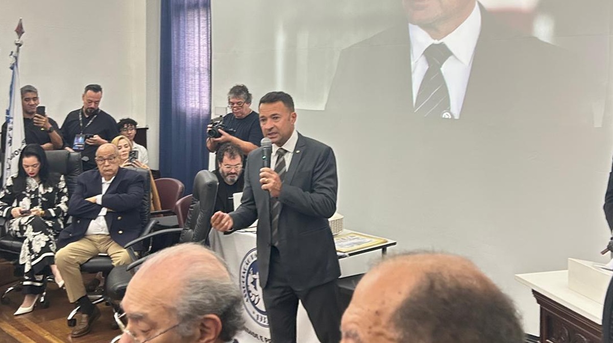 Mello Araújo durante discurso na cerimônia da API, neste domingo/Bruno Hoffmann