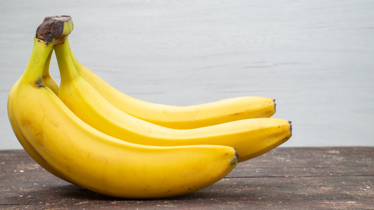 A higienização não exige produtos especiais nem muito tempo. Basta colocar cada banana sob água corrente por alguns segundos, esfregando suavemente a casca com as mãos. Foto: Freepik
