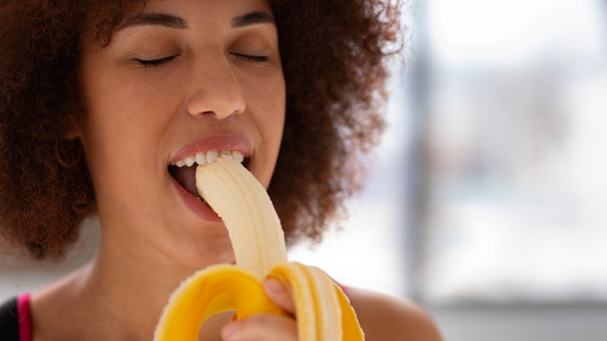 Durante o transporte e a exposição nos pontos de venda, a banana entra em contato com solo, poeira, resíduos químicos e microrganismos.