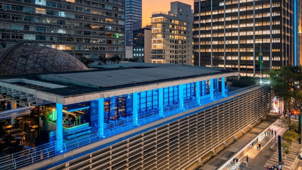 O Blue Note São Paulo traz o clima de jazz club nova-iorquino para a Avenida Paulista, unindo grandes shows, coquetelaria caprichada e vista privilegiada da cidade. Foto: Divulgação