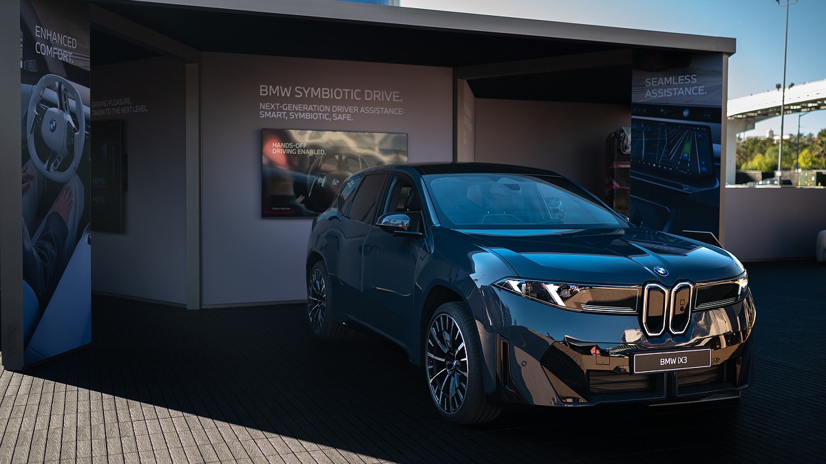 SUV elétrico inaugura uma nova era tecnológica para a BMW, reunindo avanços em software, Inteligência Artificial, entretenimento a bordo, eficiência energética e condução assistida.