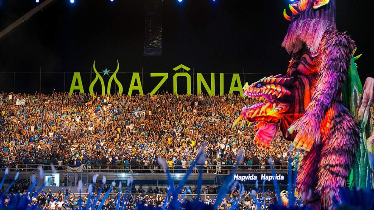 Diante desse cenário, a Coca-Cola decidiu lançar uma versão da lata na cor azul, como forma de dialogar com o público local e com a dinâmica do festival (Foto: CulturaGovBr/Wikimedia Commons)