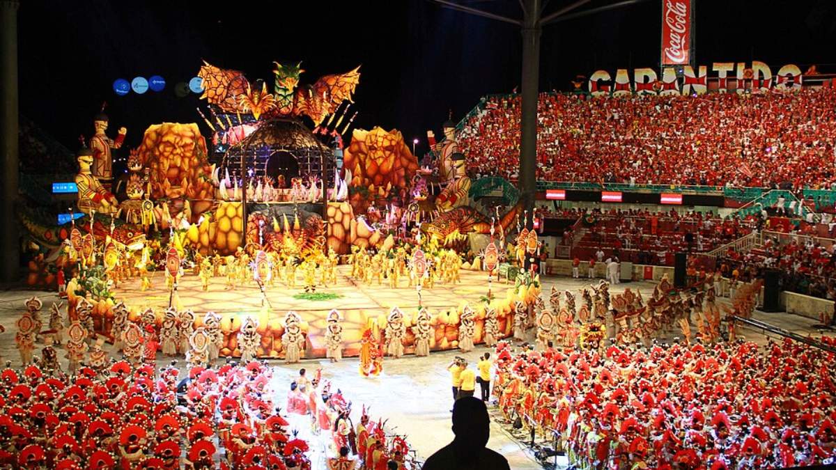 Durante três dias, o público acompanha apresentações com músicas, danças, fantasias, grandes alegorias e encenações inspiradas em lendas amazônicas e na cultura local (Foto: Bianca Paiva/Agência Brasil)