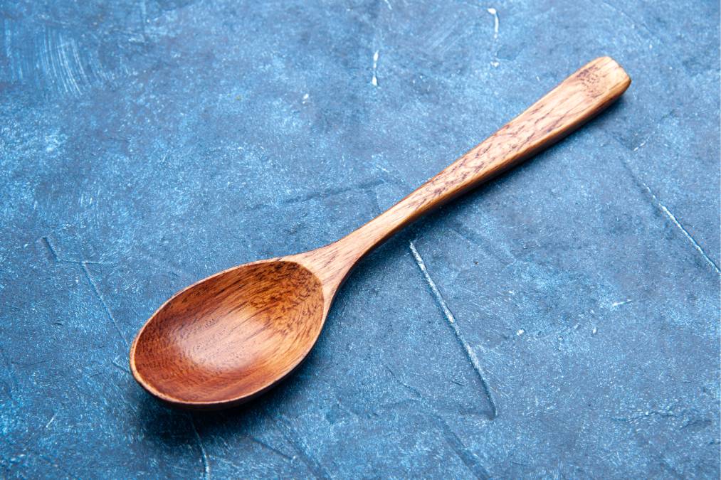 Cozinhar raramente é uma atividade silenciosa ou sem interrupções, especialmente quando envolve utensílios simples do dia a dia