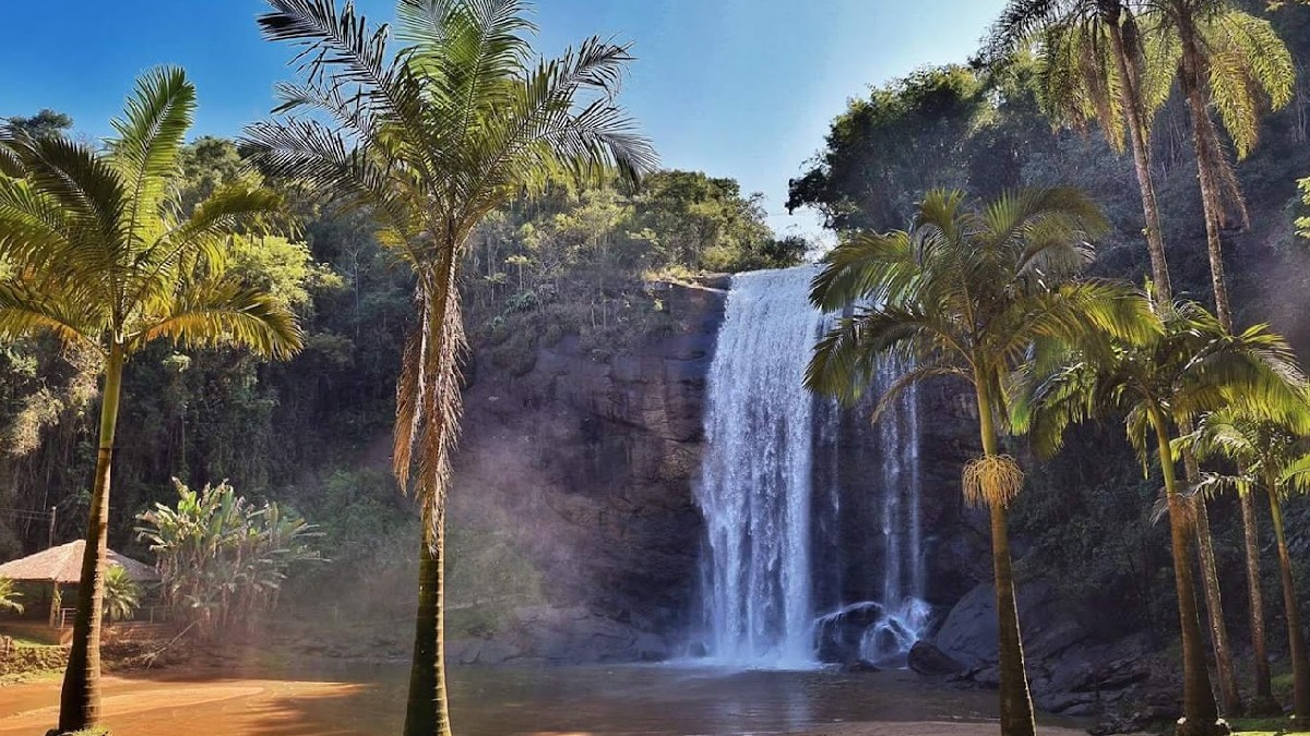 Considerada uma das quedas d'água mais bonitas do País, o local combina preservação ambiental com uma infraestrutura completa para receber famílias e aventureiros - (Divulgação/Cachoeira Grande de Lagoinha)