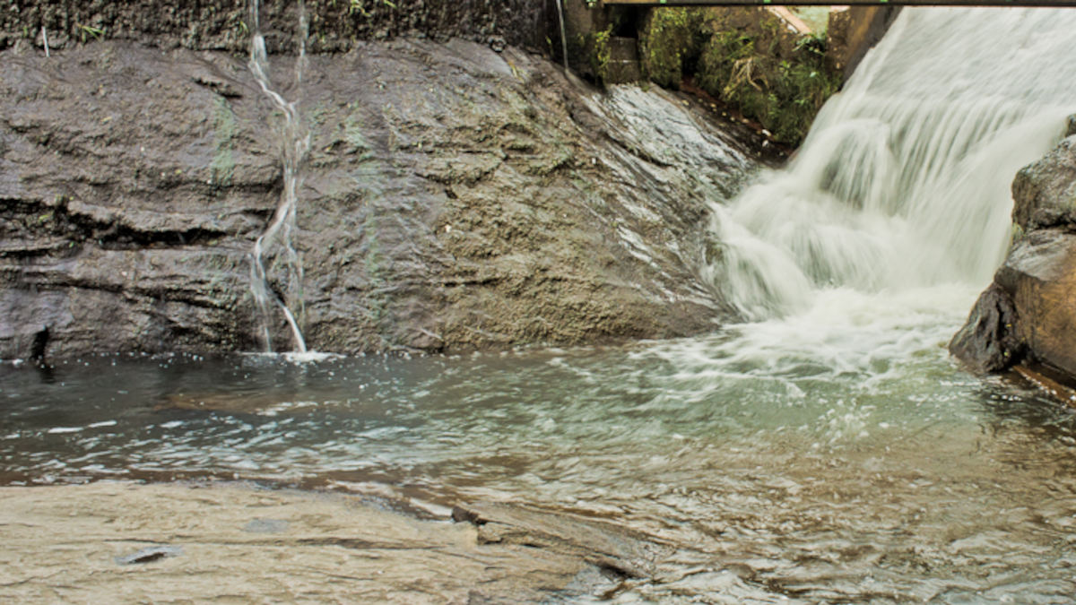 No verão, os mesmos cenários ganham nova função: virar refúgio silencioso para quem quer trocar o barulho das ondas pelas trilhas, mirantes e cafés aquecidos pelo clima de serra. Foto: Wikimedia Commons
