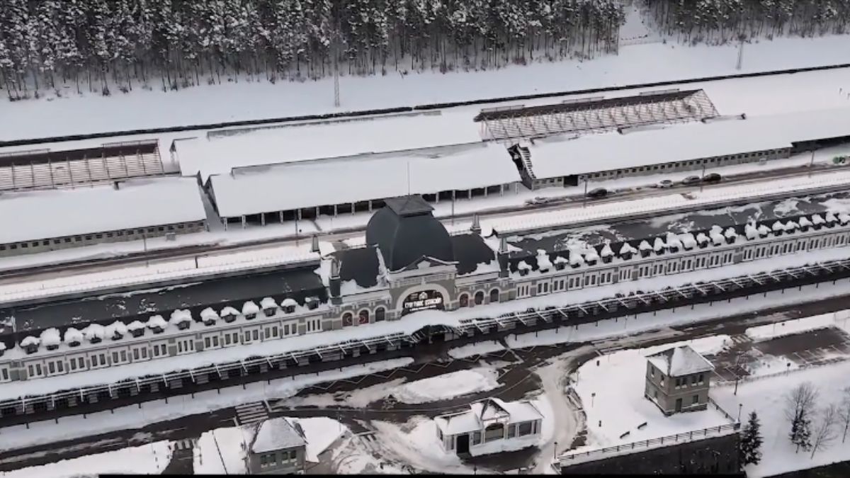 Onde o tempo fez uma parada: a grandiosa fachada da estação centenária agora protege o luxo contemporâneo no coração dos Pirineus. - Foto/YouTube