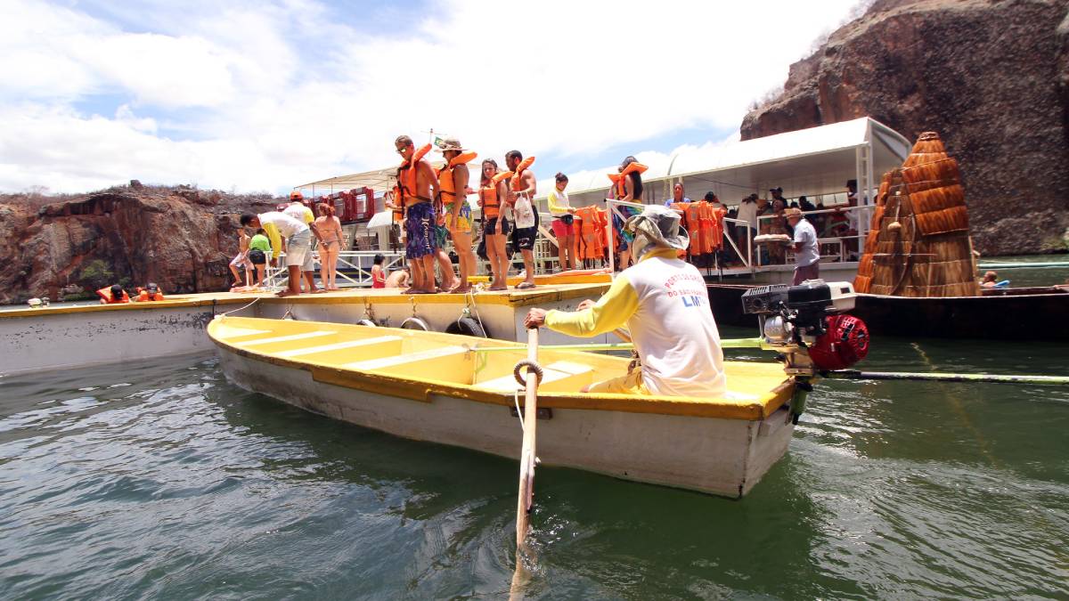 O passeio mais conhecido é feito em catamarãs que partem do Restaurante Karrankas. A navegação dura cerca de três horas e percorre os principais trechos do cânion. Fotos: (Divulgação/Mtur)