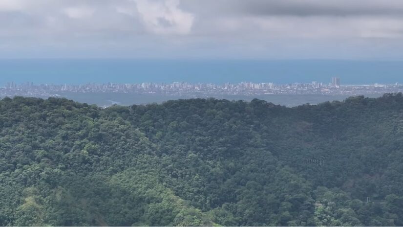 De acordo com análise publicada pelo portal Brasil de Fato, com base em dados oficiais de saúde, Marsilac apresenta taxas de mortalidade infantil muito acima da média municipal. É o único bairrro com vista para o litoral, mas os dados sociais evidenciam a desigualdade estrutural dentro da cidade. Foto: Reprodução/Youtube