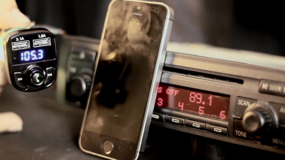 Entre as opções disponíveis, especialistas apontam o transmissor FM com Bluetooth como a escolha mais acessível para quem deseja modernizar o áudio do carro sem grandes investimentos (Foto: Reprodução YouTube)