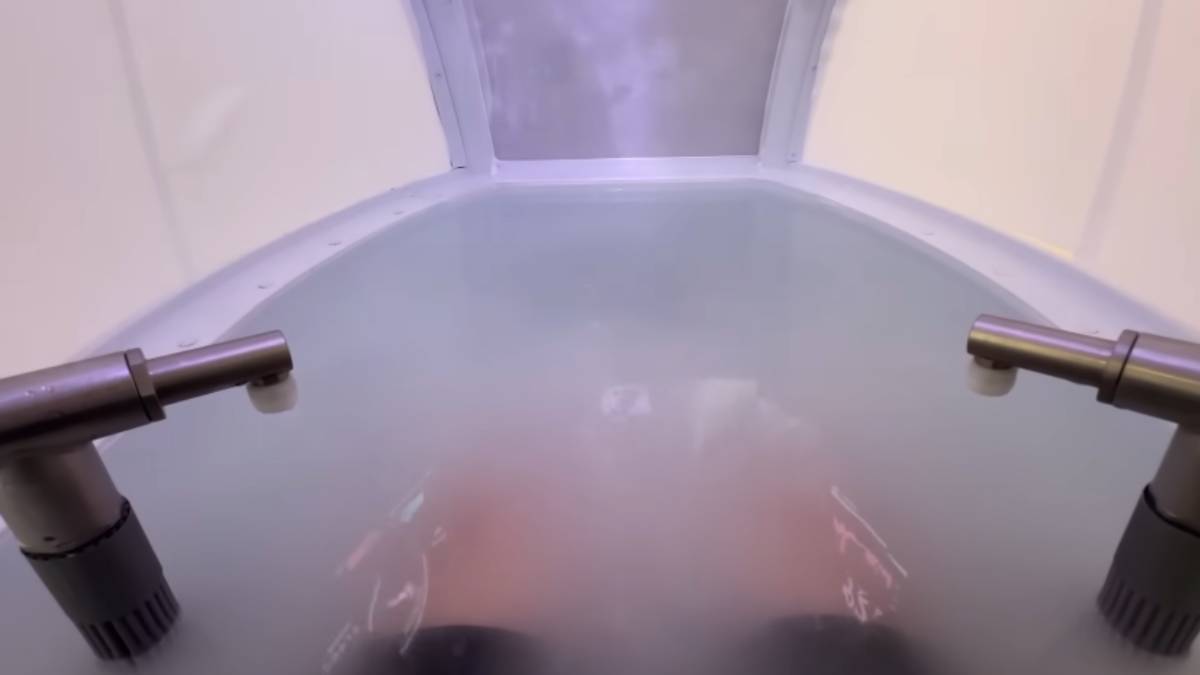Batizado de Mirai Ningen Sentakuki, que significa Máquina de Lavar Humanos em japonês, o sistema usa ondas ultrassônicas e inteligência artificial para adaptar cada sessão ao usuário (Fotos: Reprodução YouTube/Channel JAPAN by Nikkei)