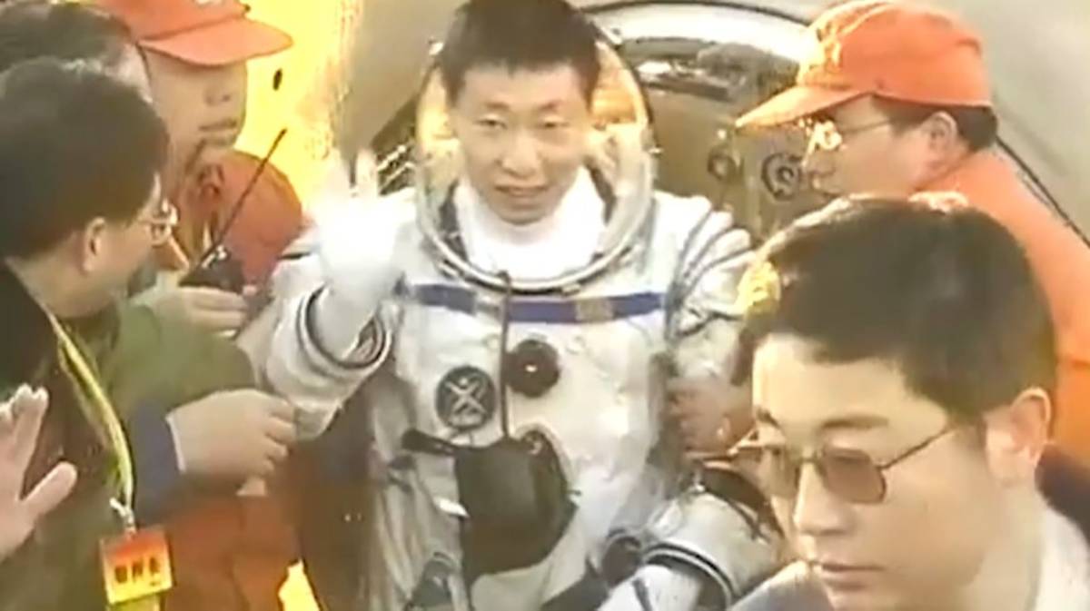 Segundo ele, não havia sinais visíveis de dano quando olhou pela janela, e a nave seguiu operando normalmente (Foto: Reprodução YT/CGTN America)