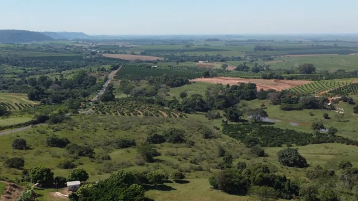 O local preserva característica das cidades pequenas do interior, com um cotidiano tranquilo e um ambiente considerado saudável pelos moradores (Fotos: Reprodução YouTube/Renato Rezende Drones)